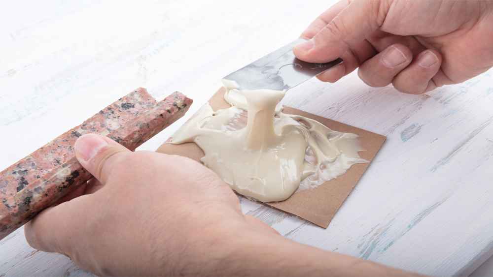 چگونگی پاک کردن چسب سنگ