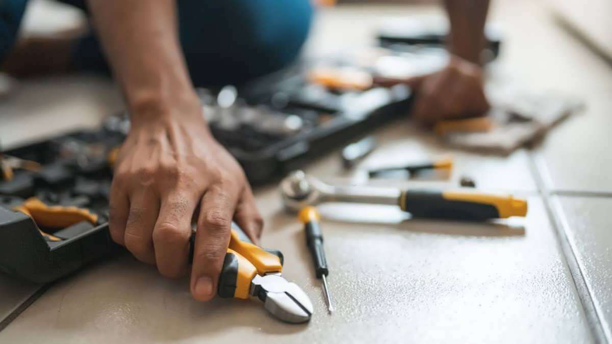 مردی در حال کار با ابزار