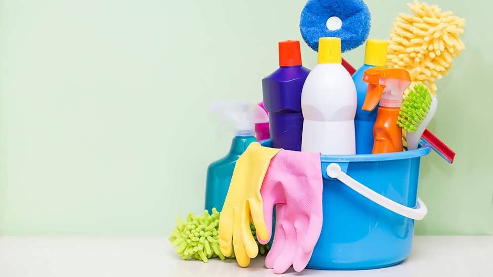 وسایل شوینده حمام روی میز چوبی