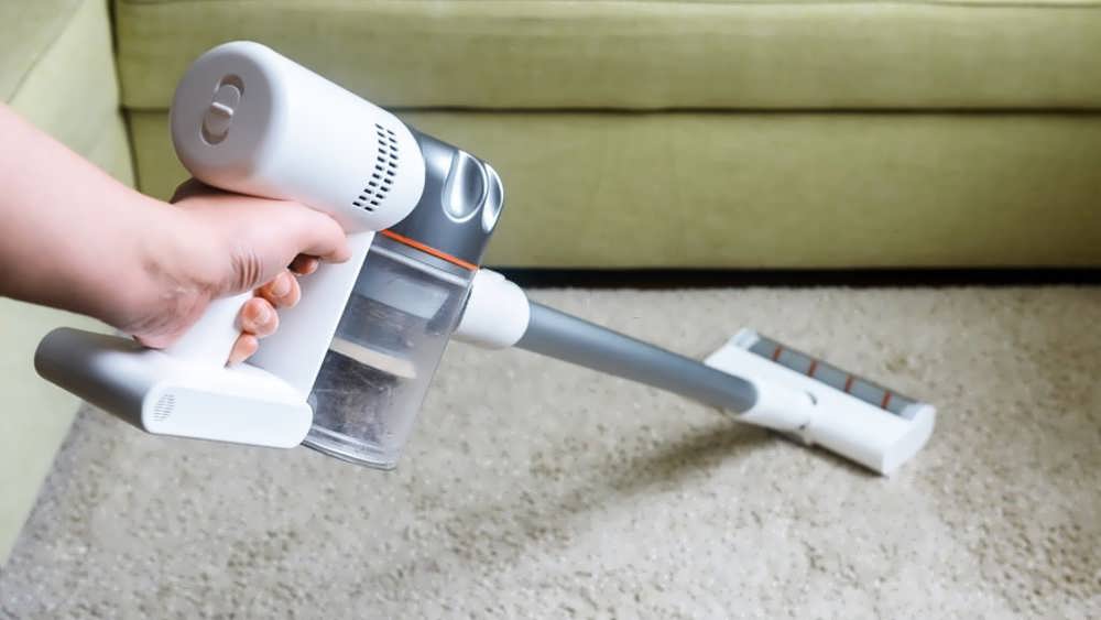 جاروبرقی بی سیم مورد استفاده روی فرش در کارهای خانه